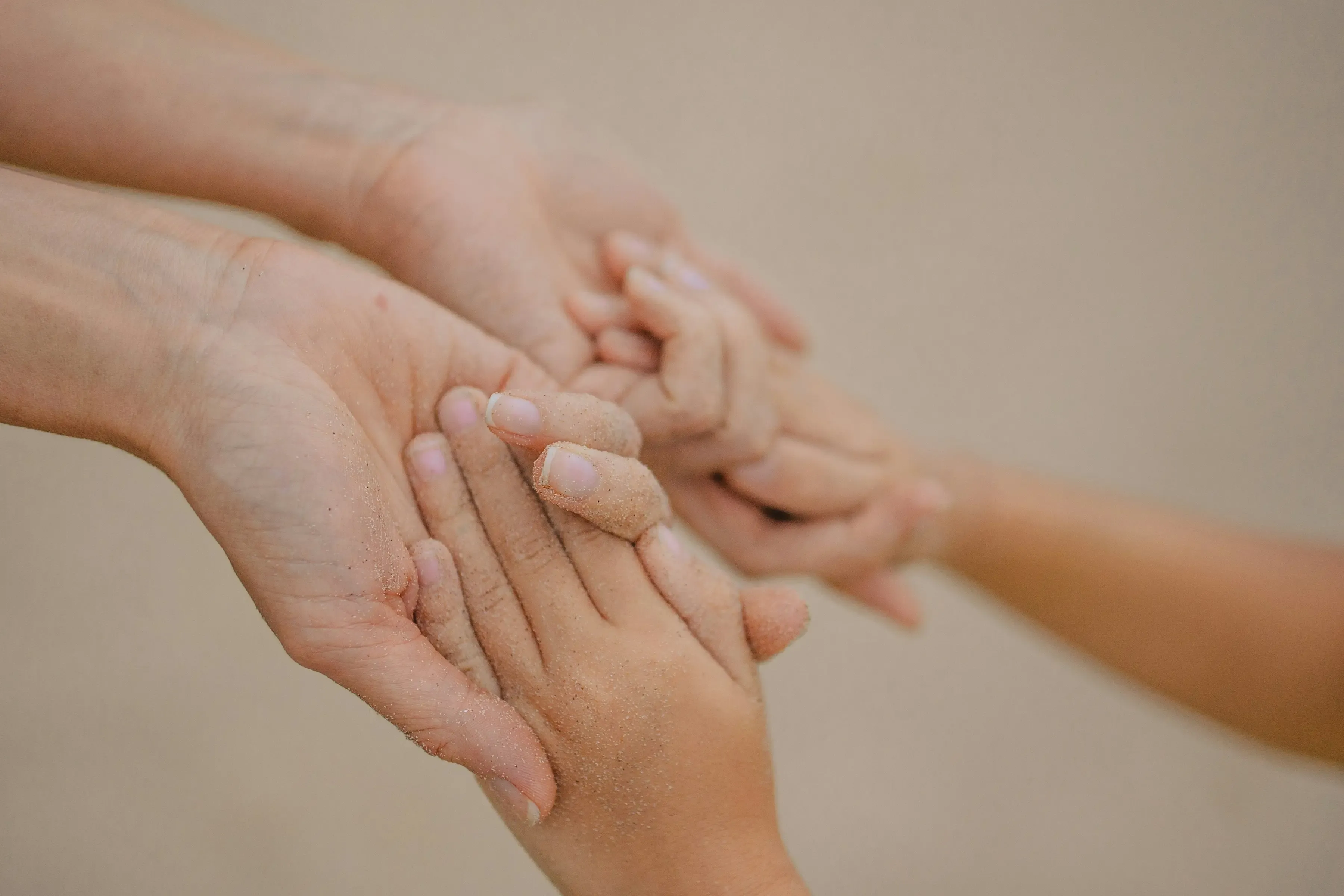 Comment stimuler la main faible d’un enfant hémiparétique à la maison ?