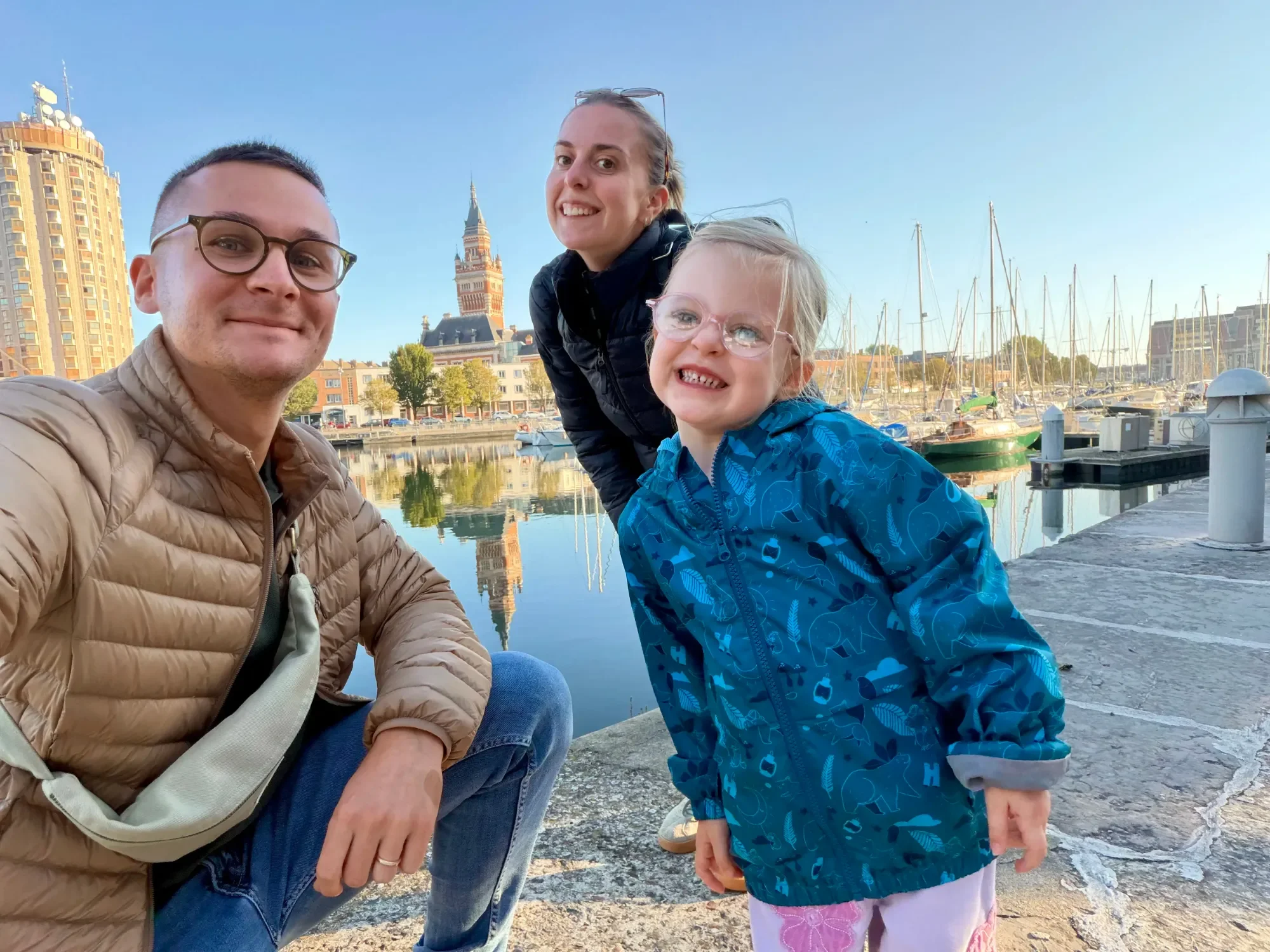 La famille fondatrice de La Main Copine, souriante sur les quais d'un port de plaisance