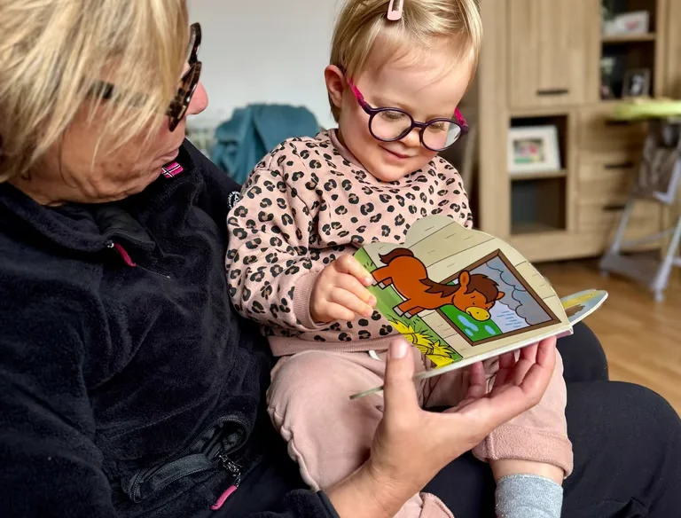 Lecture partagée entre un enfant et sa grand-mère