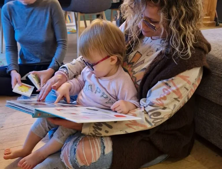 Enfant en situation de handicap lors d'une activité de lecture