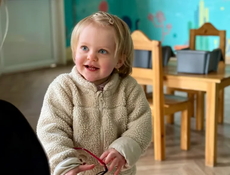 Enfant souriant lors d'un atelier de rééducation